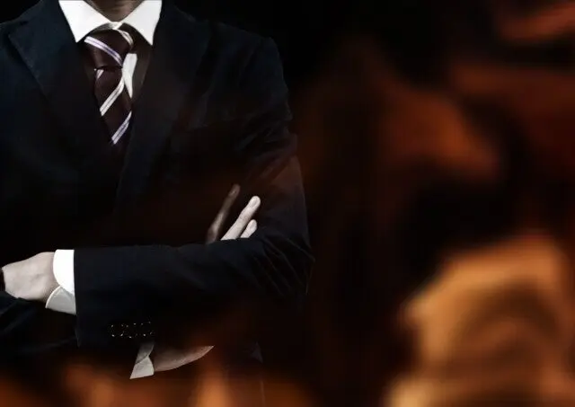 腕を組んでいる男性