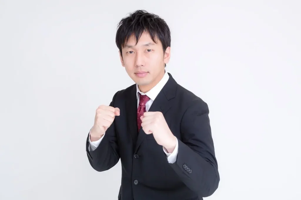 ファイティングポーズを取る男性
